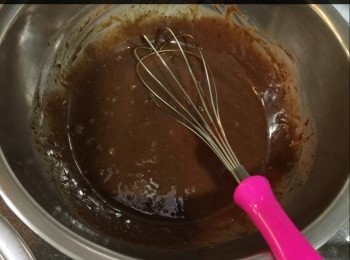 step2: 全蛋+蛋黃拌勻，後加牛奶
將朱古力面糊加入拌至冇粒，備用
