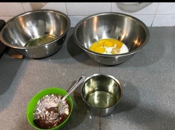 step1: 油加熱至起紋關火，篩入全部粉類//150度10-15分鐘加熱