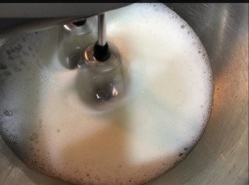 step3: 蛋白加糖打分2-3次加入