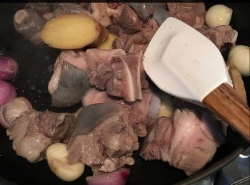 step3: 放入羊腩，炒香
