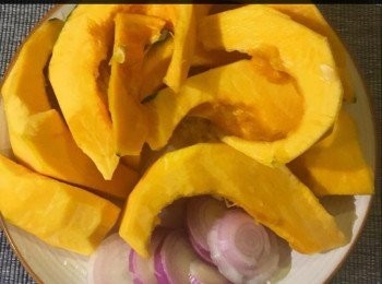 step1: 南瓜1/2個。
葱頭1-2粒。
適量新鮮月桂葉 Bay Leaf。