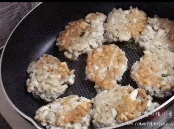 step4: 用叉子堆成球形，放在燒熱油的煎鍋上，以叉子壓成薄薄圓形。用中慢火煎至兩邊呈金黃即可。