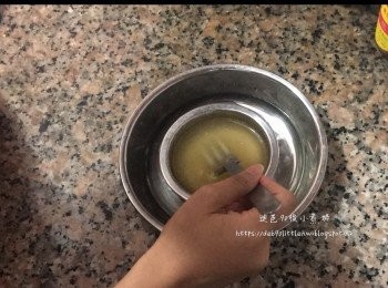 step3: 用鍋加入熱水 300 ml，水滾後轉細火，加入冰糖煮至完全溶掉。