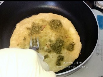 step9: 在pizza面上，塗上百益意式香草醬和蕃茄醬，再加入炒好的食材平均鋪好，最後鋪上芝士。