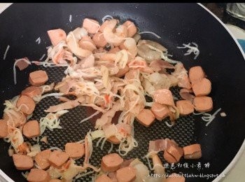 step6: 加少許百益Gran cru特純橄欖油，把所有食材炒熟（備用）。