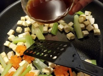 step6: 轉慢火，再落已經拌勻的<span class="group_2">調味汁料</span>炒勻及煮滾(因為汁料有生粉，不要太大火，否則芡汁會太杰)