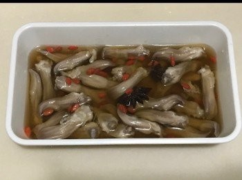 step3: 把醉雞汁倒入器皿裏，加入已浸泡杞子丶鴨舌及早前一起煮熟鴨舌的八角，浸48小時便可享用。