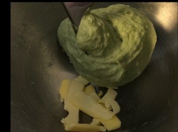 step2: 加入15g牛油，打十五分鐘。