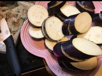 step1: 將鯪魚肉釀入矮瓜。