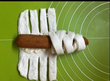 step7: 揉上蛋液，可以加上芝麻。