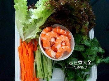 step1: 大蝦煮熟去殼， 沙律菜、芫荽及薄荷葉清洗乾淨備用，青瓜及紅蘿蔔切絲備用；蒜頭切碎，將所有醬料拌勻至糖完全溶化備用