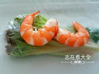 step4: 左右兩邊向內反收口， 用點力包實後向上卷一圈，鋪上蝦仁，米紙繼續向上卷至完成，斜切成2件，配上<span class="group_2">醬汁</span>食用