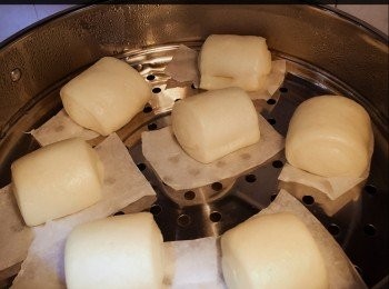 step5: 1）蓋包毛巾,防倒汗水
2）凍水開火蒸18分鐘
3）不可立即開蓋，只開一隻手指位，散熱5分鐘。