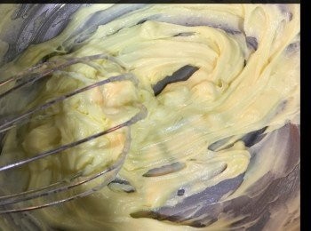 step2: 牛油同糖打至奶白色