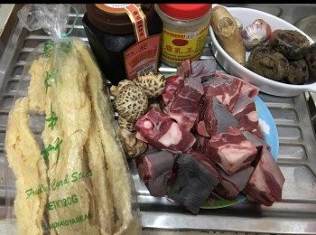 step1: 準備一鍋滾水, 用高火先將羊腩出水, 過冷河去泡, 抹乾備用