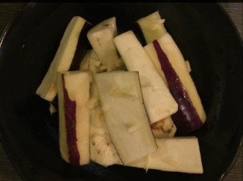 step2: 茄子切條狀。