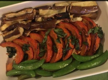 step5: 上桌時撒上一些月桂葉及一些橄欖油於蔬菜上便可。


想知道我更多食譜，可去我Facebook， 專頁。
https://m.facebook.com/carlineki/