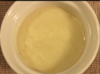 step3: 白汁配料：
1/2杯鮮牛奶。
1/4杯水。
1湯匙麵粉。
1塊乾月桂葉。
2湯匙牛油。
少許鹽和胡椒粉。