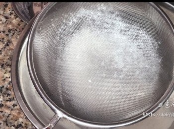 step1: 麵粉過篩後, 加入鹽和砂糖。再加入百益Gran cru特純橄欖油。