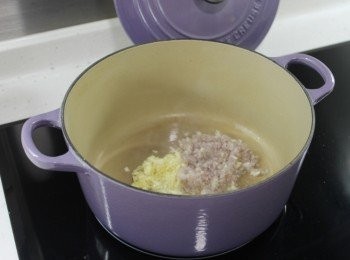 step2: 取另一鍋子，放入油，炒香蒜蓉和乾蔥蓉。