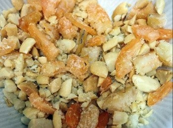 step4: 花生磨碎或切碎。蝦米瀝乾後切碎，用白鑊炒香，與花生一同灑在沙律上。