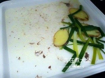 step2: 隔去薑蔥，雞汁留用