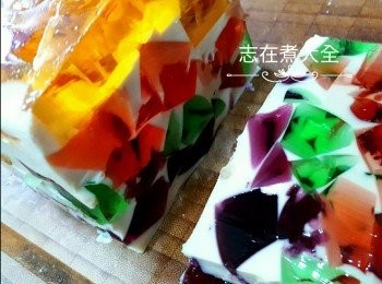 step2: 魚膠粉加入鮮奶坐熱拌勻，再加入煉奶及淡奶拌勻，倒入放滿啫喱糖的盛器輕輕拌勻，雪四小時以上至硬身，切粒即可享用