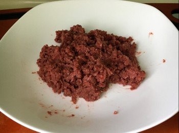 step4: 1. 未來漢堡(Beyond Burger)解凍、弄碎，做成免治牛肉。