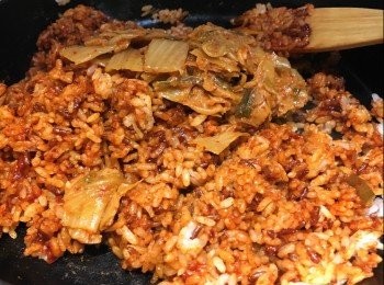 step7: 6. 原鑊，下油少許，中大火，下隔夜飯炒熱，下黄糖1茶匙及灑上料理酒2湯匙，炒約2分鐘，下韓式辣醬炒香，依次序放入泡菜 - 未來漢堡(Beyond Burger) - 紫菜炒勻，灑上海鹽及黑胡椒調味，將火調較至小火，將炒飯推向中間，成一個半圓形狀，將蛋汁倒入炒飯邊，平均在蛋汁及炒飯上灑上素芝士上，熄火，即成。