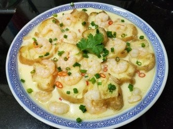 step7: 放入蒸爐，以水滾計算，大火蒸 10 分鐘，熄火不要開蓋，焗多 3 分鐘，取出撒上少少蔥花，完成。