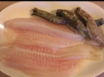 step1: <span class="group_1">食材</span>：
2塊龍利柳，於中間切開2邊。
4隻鮮蝦。
1-2 茶匙檸檬汁。