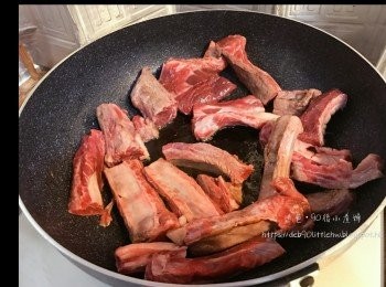 step4: 然後把蒜未、洋蔥粒和蕃茄加入（快炒）。