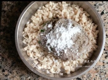 step3: 加入胡椒粉及生粉拌勻 。