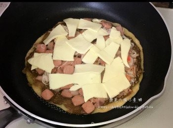step10: 蓋上蓋（開小火）煎到pizza皮下面有金黃色芝士溶化，完成。