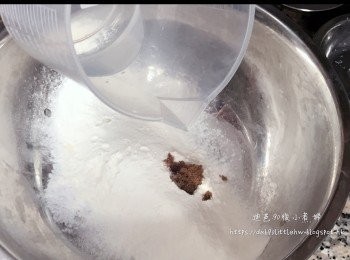 step2: 先加入40毫升左右的溫水。（不用全部加入，看麵糰的濕度再加入。）