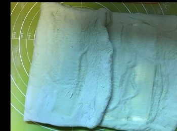 step11: 左邊1/3粉團向內摺，再將右邊1/3粉團向內摺。