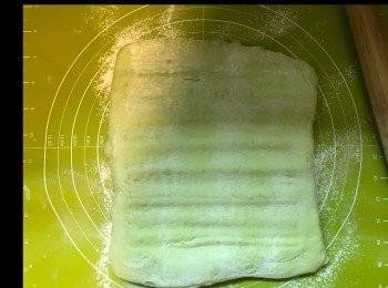 step10: 將牛油慢慢壓扁，之後將粉團碌至18cm長。
注意：唔好俾牛油溶化，否則就變成牛油麵包！