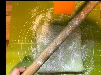 step9: 粉團底面，同木棍灑上麵粉。