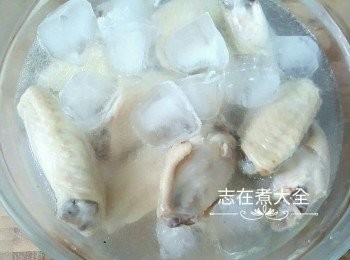 step3: 蒸熟<a href="https://bit.ly/3zHU5V3" target="_blank" data-keyword="雞翼" class="guide-link"><strong>雞翼</strong></a> <span style="display:inline-block;vertical-align:middle;margin-top:-3px;color:initial;border-radius:3px;padding:2px 3px;font-size:12px;line-height:14px;background:#87d300;color:#fff;">即買</span> 後加入飲用水及冰粒冰鎮<a href="https://bit.ly/3zHU5V3" target="_blank" data-keyword="雞翼" class="guide-link"><strong>雞翼</strong></a> <span style="display:inline-block;vertical-align:middle;margin-top:-3px;color:initial;border-radius:3px;padding:2px 3px;font-size:12px;line-height:14px;background:#87d300;color:#fff;">即買</span> ，令雞皮更爽脆
