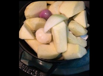 step2: 燉盅內倒放一個碗，然係將所有材料鋪上去