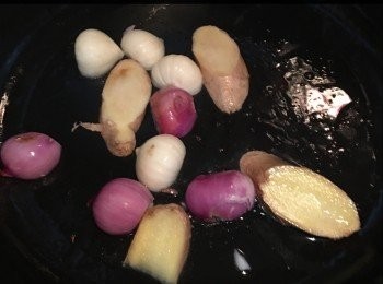 step2: 準備Staub 鍋 用中火燒熱, 放入油燒熱, 加入薑片, 蔥頭及蒜頭爆香