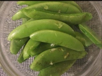 step3: 蜜荳洗淨備用。


 
將茄子、南瓜削去皮，切成條狀備用。
蜜荳洗淨。
葱頭剝皮切片。
月桂葉洗淨切碎。