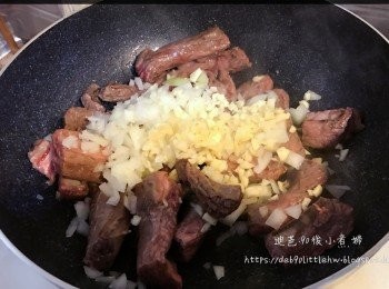 step5: 再加入蕃茄醬、糖和水。