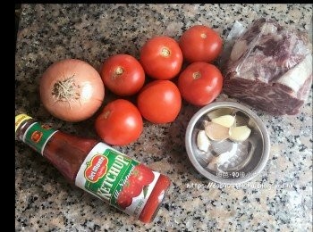 step1: 先把急凍牛肋肉解凍，洗淨後用廚房紙巾抹乾（備用）。