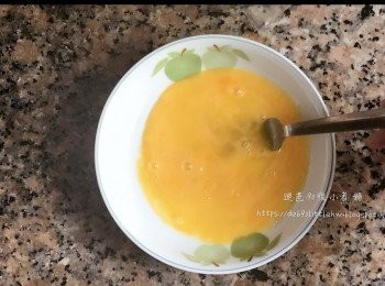 step1: 打蛋1隻，發至均勻變成蛋液。