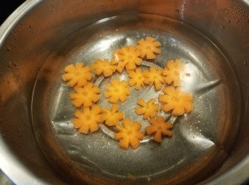 step2: 甘筍用滾水先煮3分鐘(時間是落材料水滾後計，不用蓋上蓋煮)