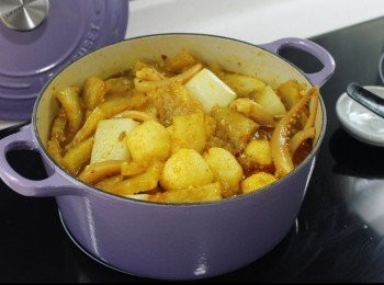 step5: 放入炸魚蛋和白蘿蔔，再注入清水，以中大火煮滾後加入蠔油、海鮮醬和鹽，蓋上蓋炆煮15分鐘，關火焗15分鐘，最後開大火煮5分鐘收汁。

（如喜愛更濃醬汁可以粟粉水勾芡）