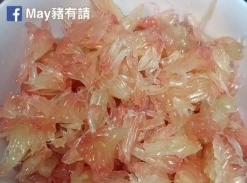 step1: 蝦米用暖水浸軟。蜜柚起肉，撕成小塊。