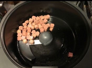 step3: 加入豬扒炒至半炒。