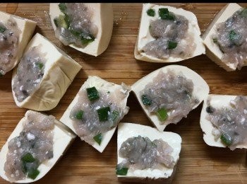 step3: 將鯪魚肉釀入豆腐。